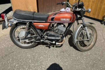 1975 Bronze Yamaha RD250. 1 Previous Owner.